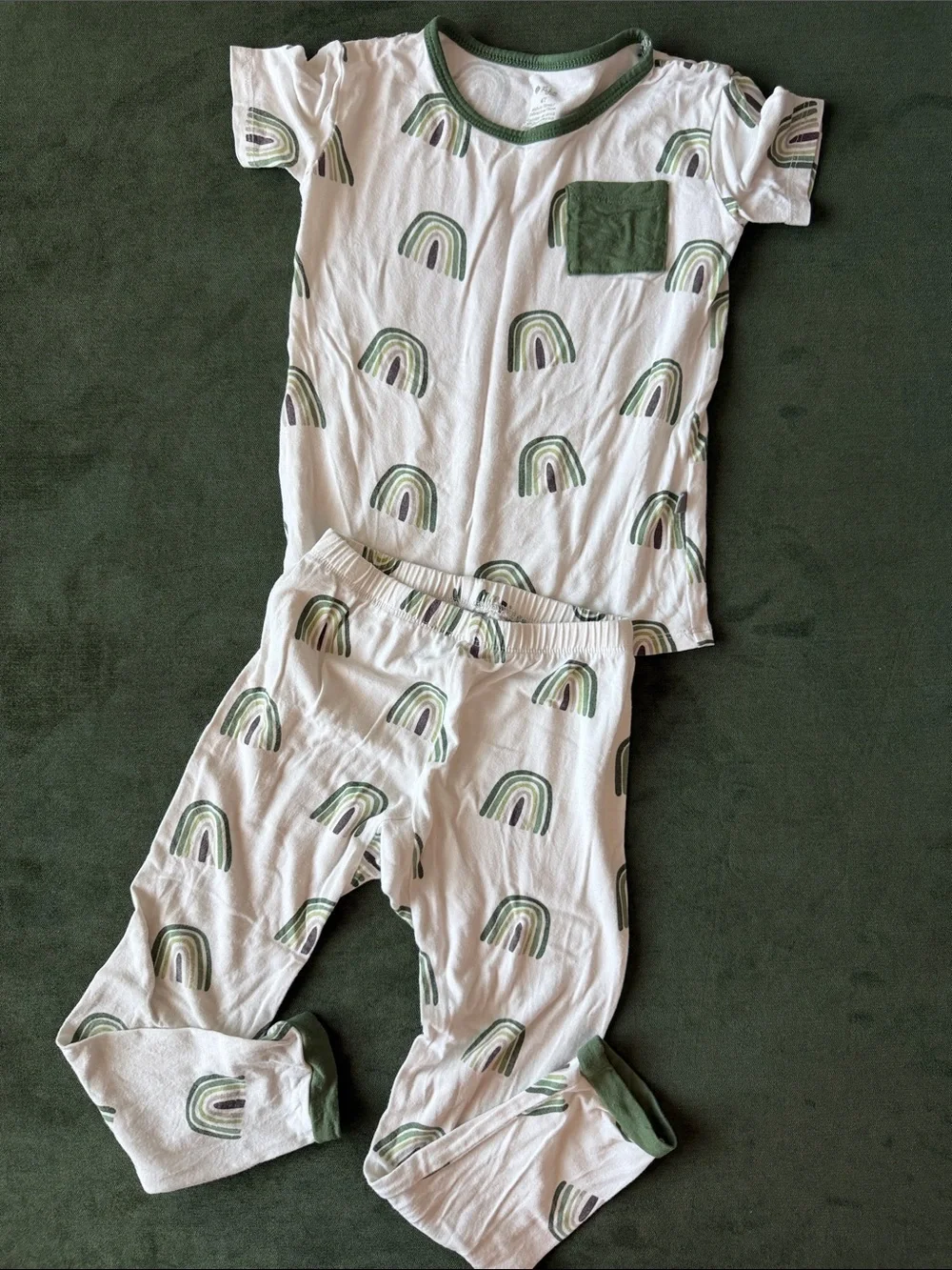Kyte Baby White Kids Pajama Set with Green Rainbow Print size 4T